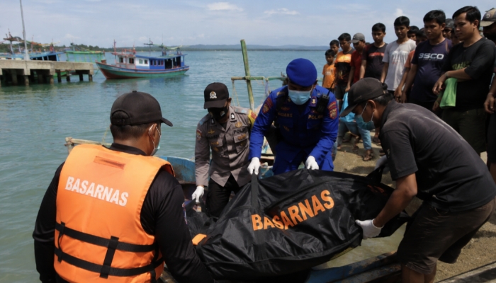 Petugas bersama warga mengevakuasi jenazah korban yang ditemukan mengapung di perairan sekitar Pelabuhan Desa Aenganyar, Kecamatan Giligenting, Kabupaten Sumenep, Senin (3/8/2026). Ilustrasi.