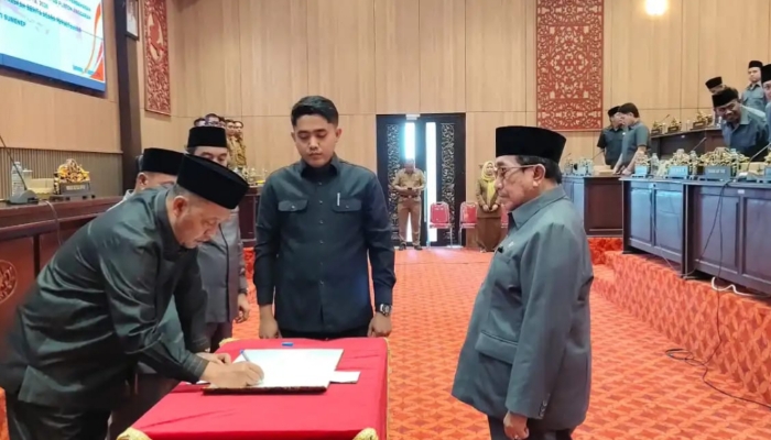 Wakil Bupati Sumenep KH. Imam Hasyim bersama jajaran DPRD Sumenep saat penandatanganan Nota Kesepakatan Perubahan KUA-PPAS Tahun Anggaran 2026 dalam Rapat Paripurna DPRD Sumenep, Senin (10/8/2026).
