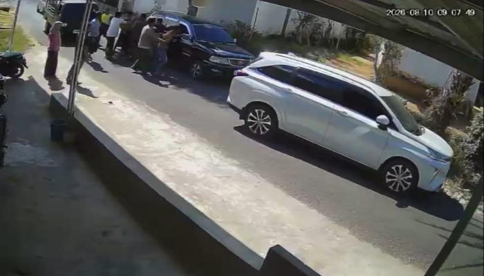 Sejumlah warga tampak melerai keributan antara dua pihak setelah terjadi dugaan penganiayaan di Jalan Raya Rajun, Kecamatan Pasongsongan, Sumenep, Senin (10/8/2026). Peristiwa tersebut diduga bermula dari senggolan spion antarkendaraan dan kini telah dilaporkan ke polisi.