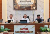 Kepala Bappeda Kabupaten Sumenep, Arif Firmanto, saat memimpin Focus Group Discussion (FGD) Penyusunan Roadmap Percepatan Pertumbuhan Ekonomi Kabupaten Sumenep di Ruang Potre Koneng Bappeda Sumenep