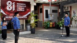 Kepala Bappeda Kabupaten Sumenep, Arif Firmanto, saat menyampaikan amanat dalam upacara peringatan HUT ke-81 Kemerdekaan RI di lingkungan kantor Bappeda Sumenep, Senin (17/8/2026).