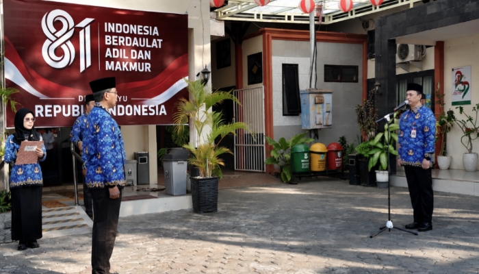 Kepala Bappeda Kabupaten Sumenep, Arif Firmanto, saat menyampaikan amanat dalam upacara peringatan HUT ke-81 Kemerdekaan RI di lingkungan kantor Bappeda Sumenep, Senin (17/8/2026).