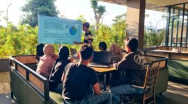 Sejumlah mahasiswa memanfaatkan fasilitas workspace di Sae Rassa Restaurant, MYZE Hotel Sumenep by ARTOTEL, untuk berdiskusi dan mengerjakan tugas dalam suasana nyaman dengan dukungan fasilitas penunjang produktivitas.
