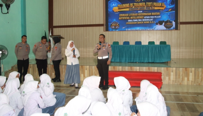 Polresta Sumenep memberikan edukasi pemanfaatan kecerdasan buatan (AI) kepada para pelajar MAN Sumenep dalam kegiatan Sosialisasi Edukasi Paham AI di lingkungan sekolah, Selasa (18/8/2026). Kegiatan tersebut mendorong pelajar agar lebih cerdas, kritis, dan bertanggung jawab dalam memanfaatkan teknologi digital.