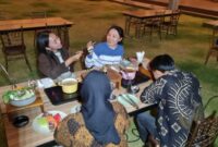 Suasana pengunjung menikmati sajian Suki in The Garden di Garden Sae Rassa Restaurant, MYZE Hotel Sumenep. Program kuliner ini menghadirkan kombinasi suki dan sushi dengan suasana taman serta hiburan live music.