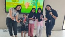 Sejumlah anak peserta Lomba Mewarnai “Warna Warni Kemerdekaan” bersama perwakilan MYZE Hotel Sumenep dan GREEBEL usai mengikuti kegiatan di Aryawiraraja Ballroom, MYZE Hotel Sumenep, Minggu (30/8/2026).