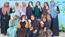 Para santri menunjukkan produk jamu kunyit instan hasil praktik dalam kegiatan HerbalCraft KKN Posko 30 di Dusun Tanodung, Kecamatan Guluk-Guluk, Sumenep. Kegiatan tersebut juga mengajarkan pemanfaatan ampas kunyit sebagai bahan body scrub.