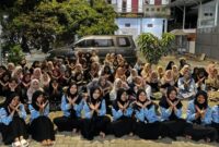 Para santri PP Sumber Mas bersama anggota KKN Universitas Annuqayah Posko 17 usai mengikuti kegiatan kursus Bahasa Inggris. Kegiatan digelar sebagai pembelajaran tambahan untuk meningkatkan kemampuan dan kepercayaan diri santri dalam berbahasa asing.