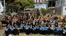 Para santri PP Sumber Mas bersama anggota KKN Universitas Annuqayah Posko 17 usai mengikuti kegiatan kursus Bahasa Inggris. Kegiatan digelar sebagai pembelajaran tambahan untuk meningkatkan kemampuan dan kepercayaan diri santri dalam berbahasa asing.