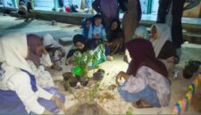 KKN Posko 30 Universitas Annuqayah bersama para santri melakukan penanaman tanaman dalam program EcoGreen Pesantren di Pondok Pesantren Tarbiyatul Athfal, Selasa (8/9/2026).