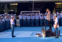Kapolresta Sumenep Kombes Pol. Ariek Indra Sentanu memimpin upacara di SMAN 1 Sumenep, Senin (14/9/2026). Dalam kesempatan tersebut, pelajar diingatkan menjauhi kenakalan remaja, judi online, bullying dan tawuran.