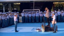 Kapolresta Sumenep Kombes Pol. Ariek Indra Sentanu memimpin upacara di SMAN 1 Sumenep, Senin (14/9/2026). Dalam kesempatan tersebut, pelajar diingatkan menjauhi kenakalan remaja, judi online, bullying dan tawuran.