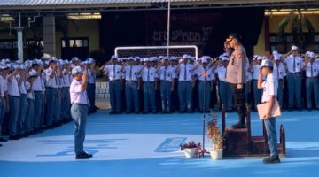 Kapolresta Sumenep Kombes Pol. Ariek Indra Sentanu memimpin upacara di SMAN 1 Sumenep, Senin (14/9/2026). Dalam kesempatan tersebut, pelajar diingatkan menjauhi kenakalan remaja, judi online, bullying dan tawuran.